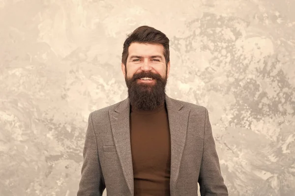 Cabeleireiro barbeiro. macho barbudo com aparência moderna. Um hipster brutal. moda masculina e beleza. cheio de confiança. Homem de negócios com roupa casual. homem bonito feliz no casaco. cara elegante tem barba longa — Fotografia de Stock