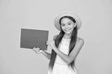 Yeni gelenler. çocukluk mutluluğu. Mutlu çocuklar günü. Kopya alanı için kağıt sayfası. Kampta yaz etkinliği. Çocuklar için tatil duyurusu. Küçük kız hasır plaj şapkası takıyor. moda ve güzellik