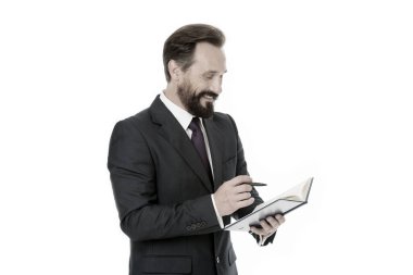 Not defteri konsepti. İş adamı not defterine not alır. Adam not defterine iş stratejisi yazıyor. Not defteri ve evrak işleriyle uğraşırken