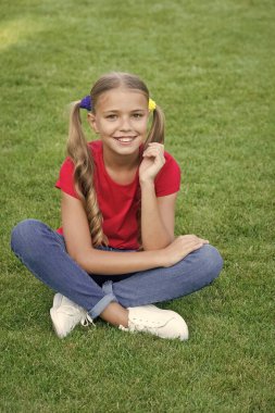 Koru kendini. Mutlu çocuk yeşil çimlere oturur. Çocuk bakımı ve çocuk sağlığı hizmetleri. Cilt bakım ürünleri. Yaz cilt bakımı. Saç bakım kozmetikleri. Saç bakımı. Güzellik salonu. Kendine iyi bak.