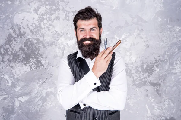 Happy caucasian bearded male hairstylist with retro barber razor shaver, hairdresser — Stock Photo, Image