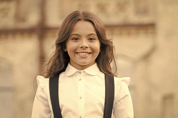 Roupa que sorri. beleza feliz ao ar livre. moda infantil e compras. feliz dia das crianças. A sua hora de primavera. olhar elegante de estudante. O miúdo retro usa uniforme. Aluno em roupa vintage. voltar para a escola — Fotografia de Stock