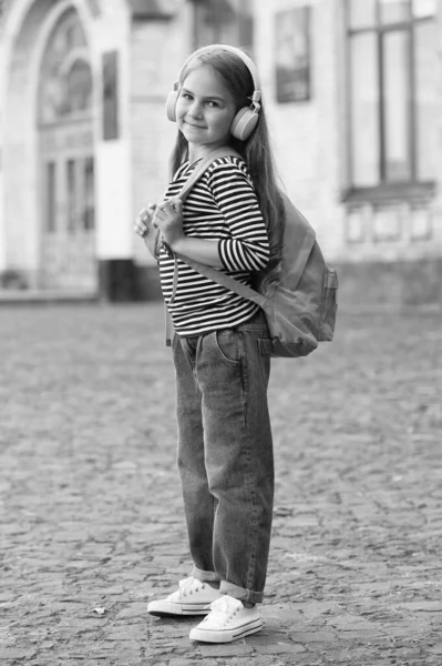 Pratiche di ascolto nell'era digitale. Bambino felice ascoltare musica in cuffia. Scuola di musica. Educazione musicale. Nuove tecnologie. Vita moderna — Foto Stock