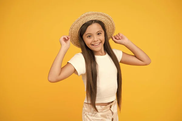 Una mujer perfecta. su tiempo de vacaciones. felices vacaciones de verano. listo para relajarse. Sólo me divierto. viajar a Hawai. aloha. niño retro. moda de verano adolescente chica. belleza en sombrero de paja. estilo de playa para niños —  Fotos de Stock