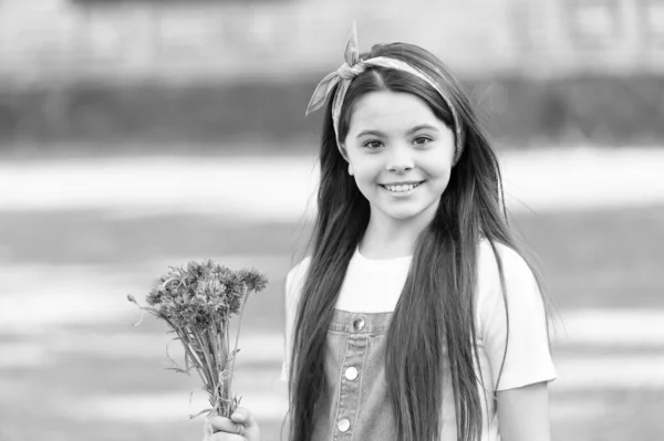 Niña aciano ramo de flores saludos de vacaciones, concepto de regalo de cumpleaños — Foto de Stock