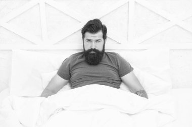 Vahşi erkek odada vakit geçiriyor. Rahat yaşam tarzı konsepti. Yatakta sakallı bir adam. Sabah uyanırsın. Bekar rahat hisset. Yatak odasındaki bekar adam. Tembel pazar. yatak zamanı rutini