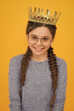 Benim için büyük bir onur. Küçük akıllı kız gözlük takıyor. Akıllı çocuk. Gözlüklü sevimli kız. Mükemmel bir öğrenci. Başarı ve mutluluk. Prenses kavramı. Kız prenses. Mutlu gülümseme prenses