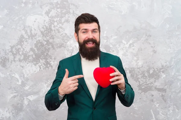 Add a szíved Valentin napért. Szervadományozás. A szakállas férfi ujjal mutogat a vörös szívre. Szívprobléma vagy roham. Szívfájdalom. Mellkasi fájdalom. Egészségügy és gondozás. Egészségügyi ellátás. Legyen szíved, adj életet. — Stock Fotó