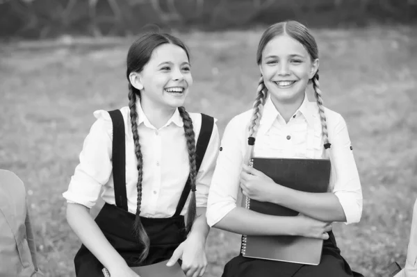 Pura falta de cuidado. infância feliz. de volta à escola. alunos adolescentes prontos para a aula. Preparar para o exame. estudar juntos ao ar livre. meninas pequenas com mochilas. crianças segurar notebook para fazer anotações — Fotografia de Stock