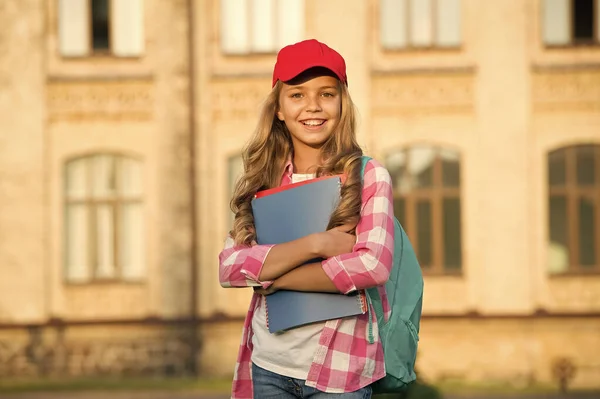 Infanzia felice. teen girl con libro. Una bella bambina che va a leggere. studiare letteratura per bambini. imparare con la cartella del documento. giorno della conoscenza. educazione scolastica moderna — Foto Stock