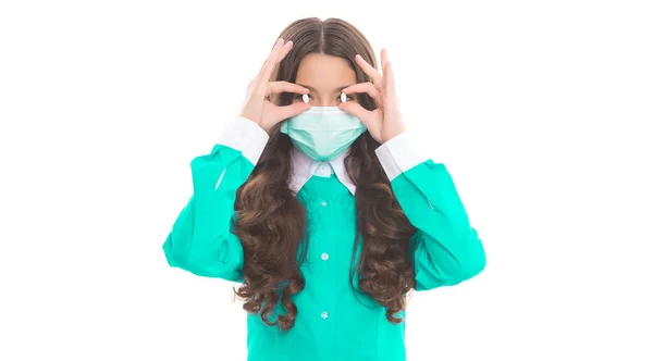 Håll dig säker. barn i respirator mask hålla antibiotika. hälso- och sjukvård under covid pandemi. vitaminer och febernedsättande medel. flicka med piller. Behandling med coronavirus. Grabben i apoteket. följa läkarens ordination — Stockfoto