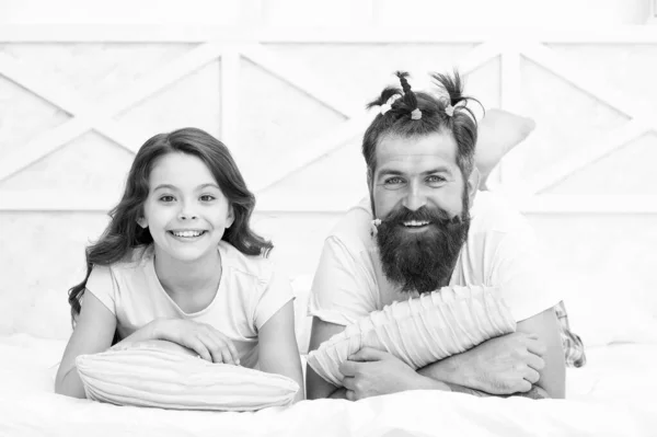Feliz familia de padre e hija divirtiéndose en casa haciendo divertido peinado, valores familiares —  Fotos de Stock
