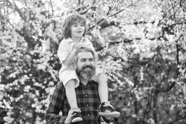 Dünya günü. Ekoloji ve çevre. Basit mutluluk. Mutlu bir aile. Babalık mutluluğu. Babalar Günü. Doğada yaşayan küçük bir çocuk ve baba. Hippi ve küçük oğlu. Mutluluk kavramı. Bahar yürüyüşü