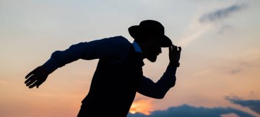 Dans pozu. Bunu başarabilirsin. İnsan motivasyonu hisseder. Şapka siluetindeki iş adamı