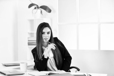 Güzel kadın noter iş başında. Banka çalışanı. İş sorunları. Lisanslı noter oldukça kazançlı. Noterler ve noterler resmi belgelerde imza dağıtıyor ve imza dağıtıyor.