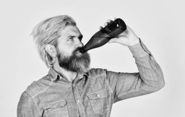 Bira yeni yeteneklerle doludur. Bira şişesinden içen şık yakışıklı bir adam. Temiz su dök. Arkadaşlarla parti. Vahşi sakallı adam şişeden bira içer. Arkadaşlar eğlence yaşam tarzı konsepti