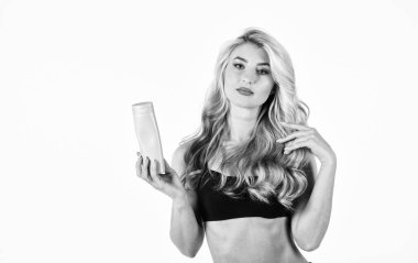 Bronzlaşmış mus. Vücut Shimmer. Altın parıltı. Sun Kissed. Vücut losyonu. Solaryum ürünleri. Cildi pürüzsüz olan kız kozmetik şişesini tutuyor. Bronzlaşma. Güzellik rutinleri. Ev başvurusu prosedürü