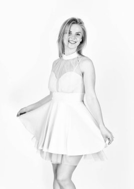 Giyim mağazası. Moda ve şık görünüyor. Seksi bir kadının şık görünüşü. Mükemmel saç stiline sahip. Kadın güzelliği ve moda. Güzel gülümseme. Seksi sarışın pembe elbise giyiyor. Resmi parti için hazır.