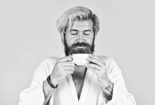 Evde dinleniyorum. Taze kahve içeceğiz. Bornozlu, fincanlı sakallı adam. Yatakta kahve. Hipster başlangıç günü. Bir fincan espresso ile erken uyanma. Günaydın kahve. Enerji şarjı lazım. — Stok fotoğraf