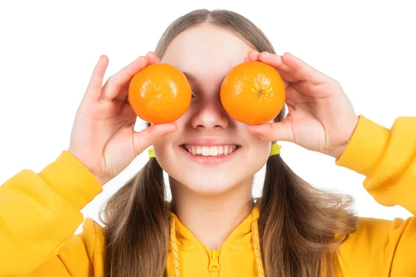 Ευτυχισμένο παιδί κρατήσει εσπεριδοειδή λεμόνι φρούτα με βιταμίνες που απομονώνονται σε λευκό, ανοσία — Φωτογραφία Αρχείου