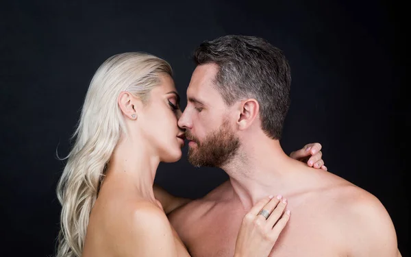 Sexy pareja en el amor de la mujer y el hombre con el cuerpo desnudo beso, erotismo —  Fotos de Stock