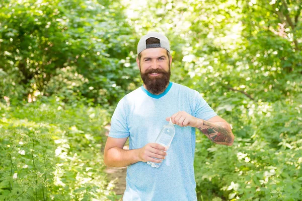 A fickó fenntartja a vízegyensúlyt. hidratálás. napi víz. brutális szakállas férfi ital palack. — Stock Fotó