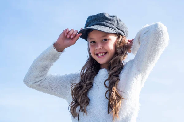 Şık çocuk modaya uygun bere takıyor. Mevsimlik sonbahar modası. genç kız — Stok fotoğraf