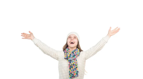 Criança feliz em chapéu de malha e lenço roupas quentes isoladas em roupas brancas e quentes — Fotografia de Stock