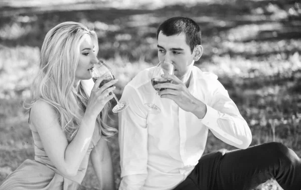 Díky. Dívka a muž cestují společně. zamilovaný pár pije víno během romantické večeře v parku. romantický piknik zamilovaného páru. rodinný vztah a přátelství. pěkná letní dovolená — Stock fotografie