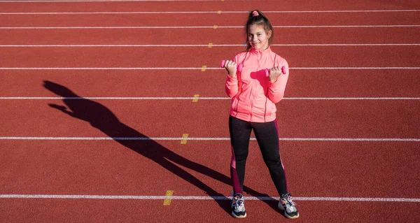 运动跑道上有哑铃、力量训练的适合女孩的快乐运动 — 图库照片