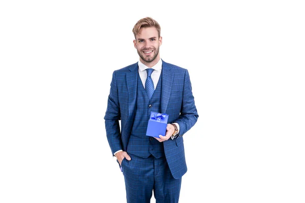 Presente para el día de las mujeres. exitoso director ejecutivo sosteniendo la caja de regalo. hombre guapo —  Fotos de Stock