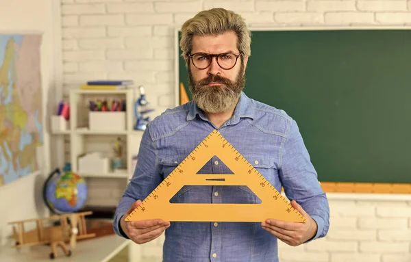 De vuelta a la escuela. Hombre profesor tutoría proyectos escolares. Escuela de ciencias modernas. Matemáticas. Estudia matemáticas. Profesora barbuda madura en gafas. Concepto educativo. Pedagogo talentoso. Clases particulares —  Fotos de Stock