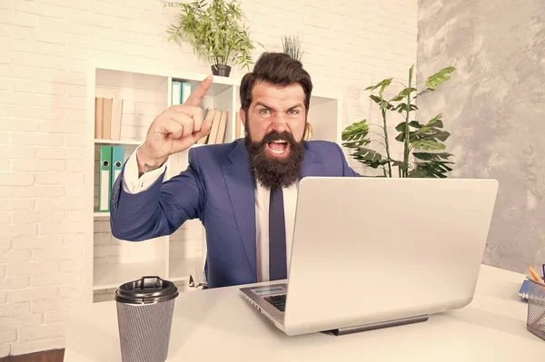 Eu mostro-te quem é o chefe. Chefe furioso grita no escritório. O chefe apontou o dedo com raiva. Chefe emocional ou diretor em roupas formais. Stress no trabalho. Ódio e raiva — Fotografia de Stock