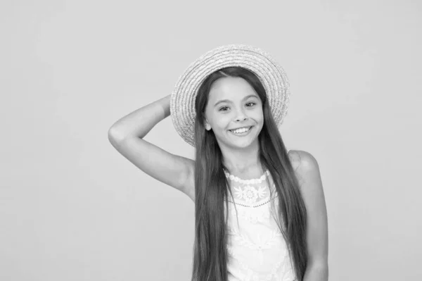 Tour de verano. Concepto de ocio y entretenimiento. Viaje de verano. Humor de vacaciones. Tour tropical. Venta y descuento. Mercancías para niños. Adorable niña con sombrero elegante. Tener vacaciones divertidas de verano — Foto de Stock