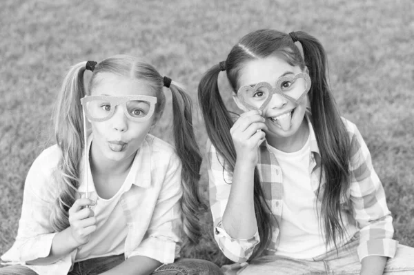 Cabina de fotos para niños despreocupados accesorios gafas divertidas al aire libre, concepto de vacaciones de verano —  Fotos de Stock