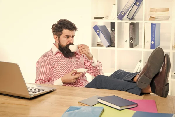 Genießen Sie mehr mit Tee. Mitarbeiter trinken heiße Tasse am Schreibtisch. Kaffeepause genießen. Morgengetränk. Geschäft und Vergnügen. Jeden Moment genießen — Stockfoto