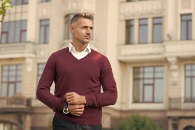 Kendine güvenen bir yönetici. Günlük kıyafet. Erkek manken mağazası. Erkek giyim ve şık kıyafetler. Adam gündelik tarzda yakışıklı görünüyor. Yakışıklı bir adam. Şu anki koşullar uygun. Erkeklik kavramı