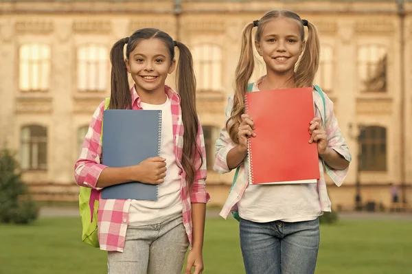 Goede vrienden goede boeken. Gelukkige kinderen hebben boeken. Schattige boekwormen buiten. Schoolbibliotheek. Literatuur- en taalstudie. Engelse grammatica. Onderwijs en kennis. De hele dag boeken bijhouden — Stockfoto