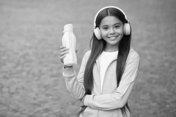 Adolescente niña celebrar botella de deporte para el equilibrio de agua en el cuerpo y la salud hidratación, infancia saludable — Foto de Stock