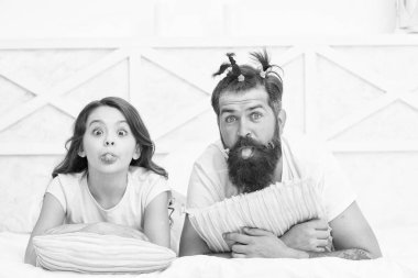 Kızı ve babası surat yapıyor. Genç kız ve babadan oluşan mutlu bir aile. Komik baba, çocuk saçı yaptırıyor. Çocuklar Günü 'nde. Çocukluktaki eğlenceli zamanlar. Birlikte rahatlayın.