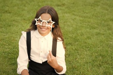 Nazik ol. çocukluk mutluluğu. Okula dönüyorum. Parktaki komik çocuk. Gözlüklü yeşil çimlerin üzerinde rahatla. Neşeli çocuk partiye hazır. Küçük kız parti gözlüğü takıyor. Sadece eğleniyordum.