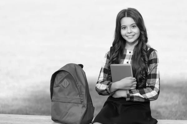 Más imaginación más aprendizaje. Niño feliz en uniforme sentarse en el banco del parque. Biblioteca escolar. Educación de alfabetización. Lección de literatura. Lectura de libros. De vuelta a los útiles escolares. Imaginación y creatividad — Foto de Stock