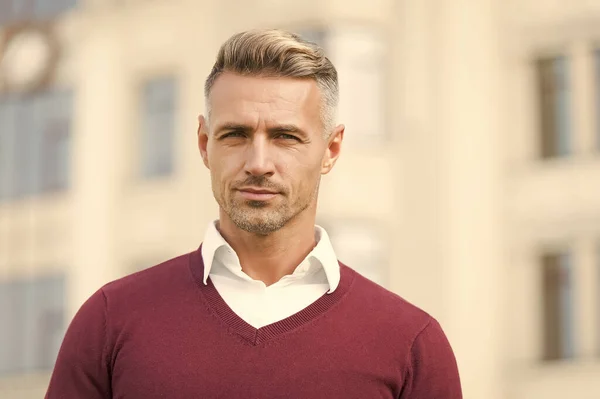 Het zag er perfect uit. succes en charisma. Man met haar op ongeschoren gezicht. Straatstijl. Herfst mannelijke mode. sexy man na bezoek aan kapper of kapper. Handhaving van een mannelijke look — Stockfoto