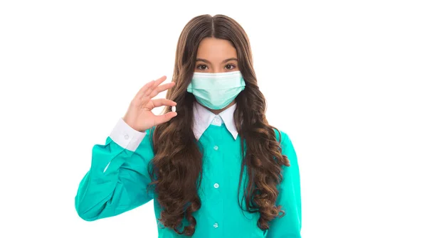 Flicka hålla vitaminer eller medicin läkemedel piller från feber bär skyddande medicinsk mask isolerad på vit, covid 19 — Stockfoto