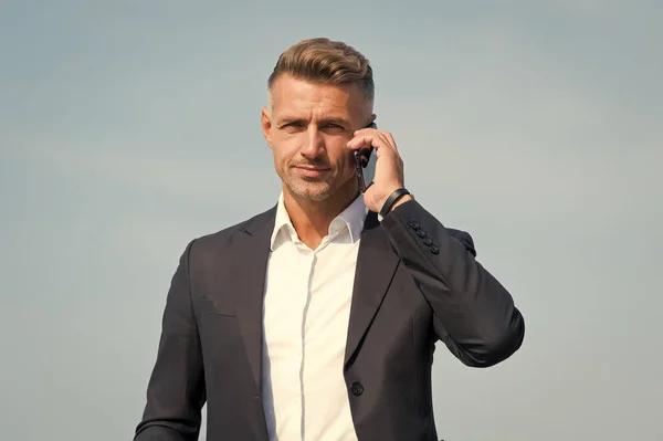 Hallo, neem de telefoon op. Zakenman belt op mobiele telefoon. Knappe man met mobiele telefoon buiten. Zakelijke communicatie. Telefoon voor professioneel gebruik. 3G. 4G. Mobiele levensstijl. Nieuwe technologie — Stockfoto