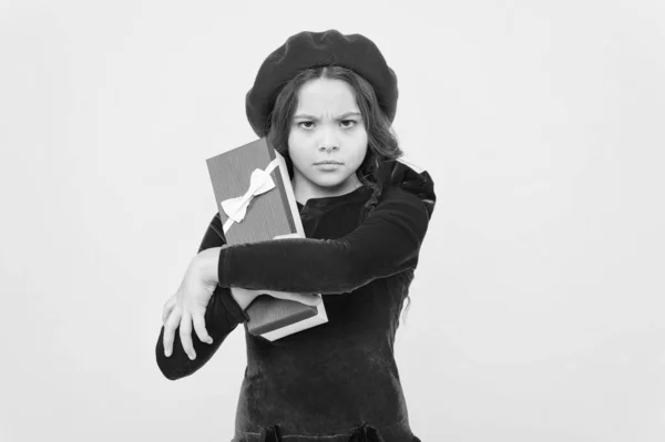 Μην τα παρατάς. άτακτο κομψό έφηβος κορίτσι στα γαλλικά μπερέ κρατήσει το παρόν κουτί. Ένα παρισινό παιδί με χάρισμα. κομψό παιδί που έχει γενέθλια. μόδα και ομορφιά. επιτυχημένες αγορές. παιδική ηλικία — Φωτογραφία Αρχείου