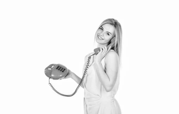 Γεια σας. σύγχρονη και vintage τεχνολογία. τηλεφωνική συνομιλία με φίλο. Χαρούμενη γυναίκα που μιλάει στο σταθερό τηλέφωνο. σύνδεση και επικοινωνία. όμορφη γυναίκα με ρετρό τηλέφωνο — Φωτογραφία Αρχείου