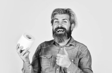 Tuvalet kağıdı istifçiliğini önlemek için hesap makinesi kullanın. Adam tuvalet kağıdı tutuyor. Mendilli hippi. limit kullanımı. Çevrimiçi iş. Gerekli ürünleri alın. Tuvalet kâğıdı krizi ve biterse ne yapacağınız.