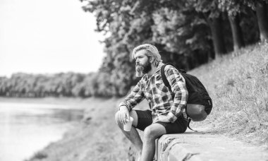 Düşünme zamanı. Sıcak kahve içen bir adam. Parkta dinlenen turistler çay ya da kahve içer. - Kahve hazır. Elinde bir fincan kahve olan bir adam. Yakışıklı, sakallı, sakallı bir adam.