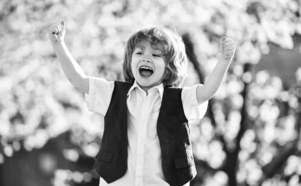 Muchacho excitado. Adorable jardín de primavera para niños. Día internacional de los niños. Feliz infancia. Una niña sana. Cuidado de niños. Celebra las vacaciones de verano. Boy fondo de la naturaleza. Desarrollo infantil. Felicidad —  Fotos de Stock